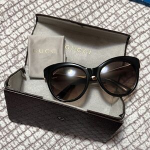 Gucci Elegant Black Sunglasses